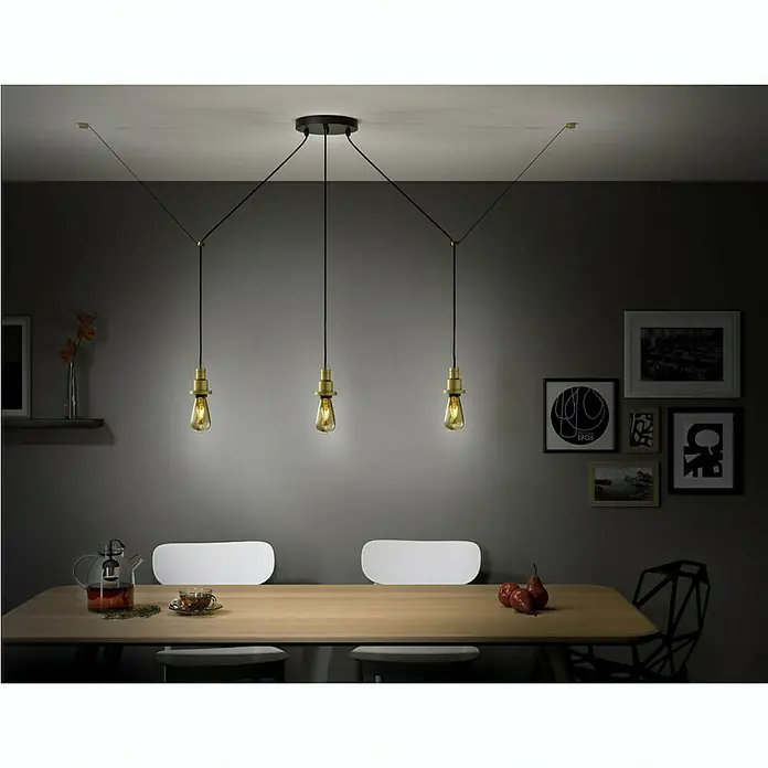 Osram Lampenbaldachin Triple Canopy Vintage 1906 - Schwarz, 200 mm - Pendelleuchte mit drei Glühbirnen im Vintage-Stil über einem Esstisch. Die Lampe sorgt für warmes Licht und eine gemütliche Atmosphäre.