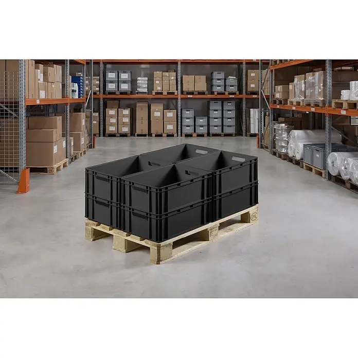 BAUHAUS Eurobox - 21 l, L x B x H: 40 x 30 x 22 cm, Schwarz - Schwarze Kunststoff-Stapelbehälter auf einer Holzpalette in einem Lager.