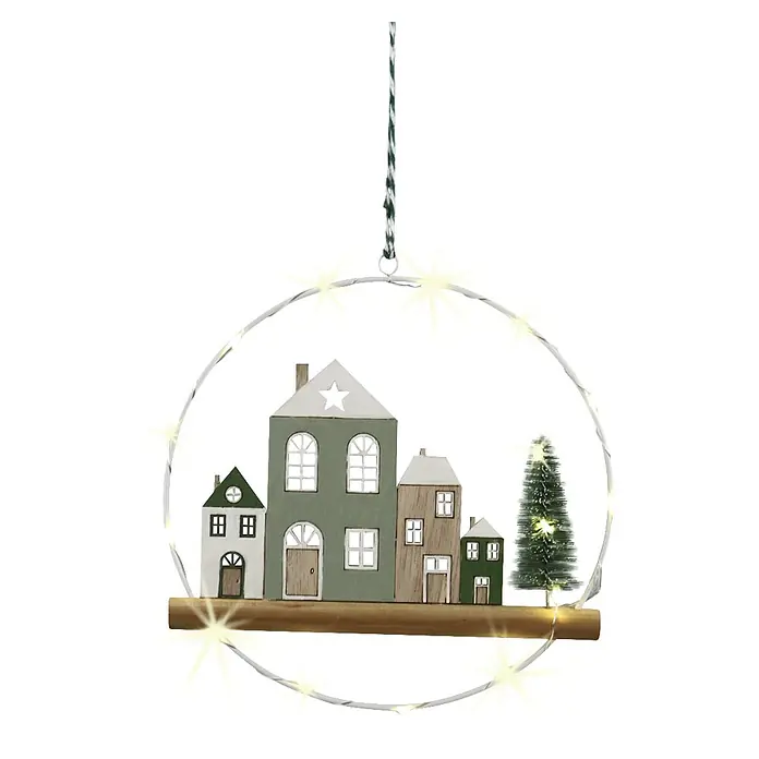 Dekoring Winterhäuser - Mit Beleuchtung, Natur, Grün, Weiß, Silber, Holz, Durchmesser: 20 cm - Hängende Weihnachtsdekoration aus Holz: ein beleuchtetes Dorf mit Häusern und Tannenbaum, umrahmt von Lichterkette.