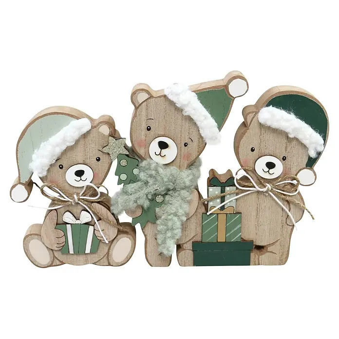 Dekoelement Bärchen - Natur, Grün, Weiß, Braun, Holz, 1 Stk. - Drei Holz-Bärenfiguren mit Weihnachtsmützen, Geschenken und einem Baum.