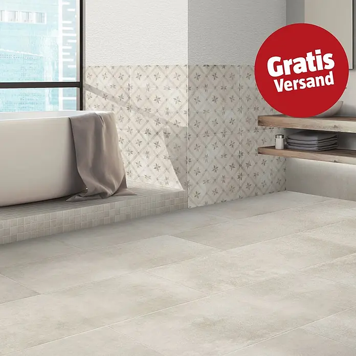 Feinsteinzeugfliese Rimini - 60 x 120 cm, Beige, Matt - Badezimmer mit hellbeigen Bodenfliesen und gemusterten Wandfliesen mit sternartigen Motiven. Eine Badewanne und Holzregale ergänzen die Szene.
