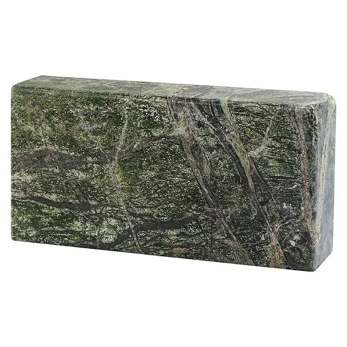 Fuchs Design Natursteinziegel Crystal Collection NatureTouch - Rain Forest Green, Poliert, 20 x 10 x 5 cm - Ein detailreicher, rechteckiger Block aus Serpentin-Gestein mit natürlicher Maserung auf schwarzem Hintergrund.