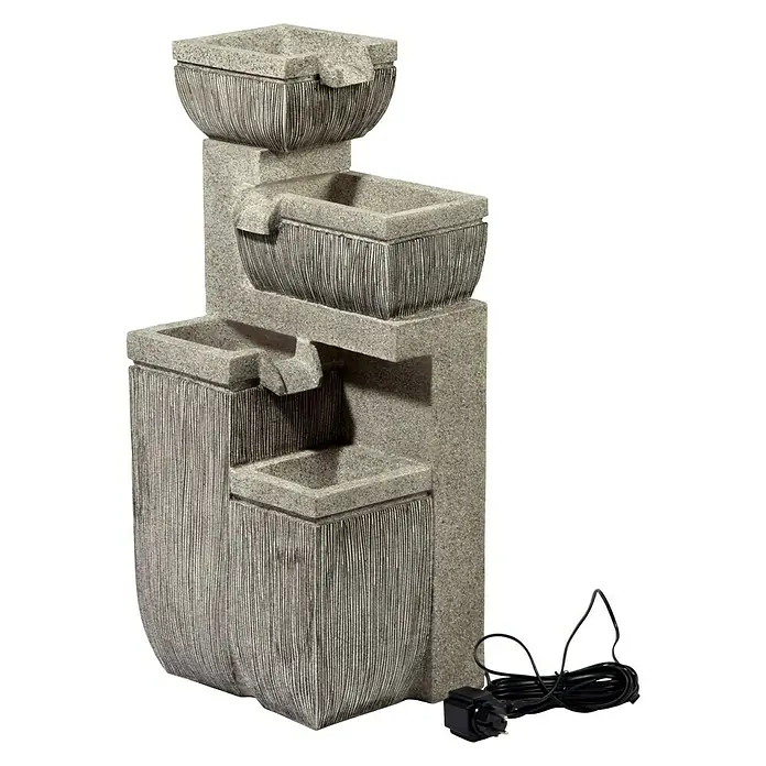 Dobar Gartenbrunnen - 38,7 x 32,3 x 80,3 cm, Kunststoff, Grau - Hier ist ein gestufter Außenbrunnen aus grauem Kunststein mit einem Stromkabel und Stecker.