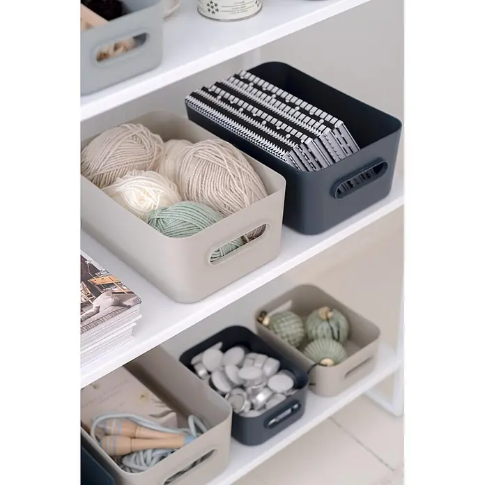 SmartStore Aufbewahrungsbox Comfort S - L x B x H: 20 x 14 x 7,5 cm, Kunststoff, Moss, 1,5 l - Set aus Kunststoff-Aufbewahrungsboxen in Grau/Taupe und Dunkelblau, zur Organisation von Garn, Notizbüchern und anderen Gegenständen in Regalen.