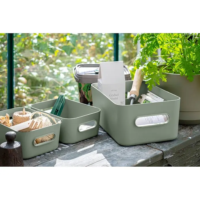 SmartStore Aufbewahrungsbox Comfort S - L x B x H: 20 x 14 x 7,5 cm, Kunststoff, Aquaverde, 1,5 l - Drei salbeigrüne Aufbewahrungskörbe mit Gartengeräten und Schnur auf einem Holztisch.