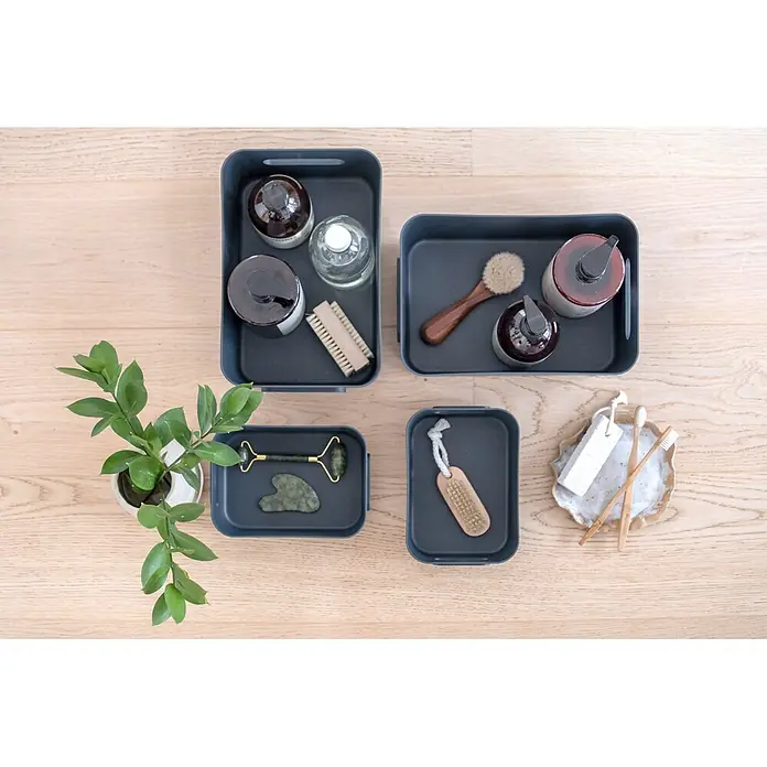 SmartStore Aufbewahrungsbox Comfort S - L x B x H: 20 x 14 x 7,5 cm, Kunststoff, Dark Teal, 1,5 l - Dunkelgraue Ablageschalen mit Badezimmer- und Pflegeutensilien, ordentlich auf hellem Holz arrangiert.