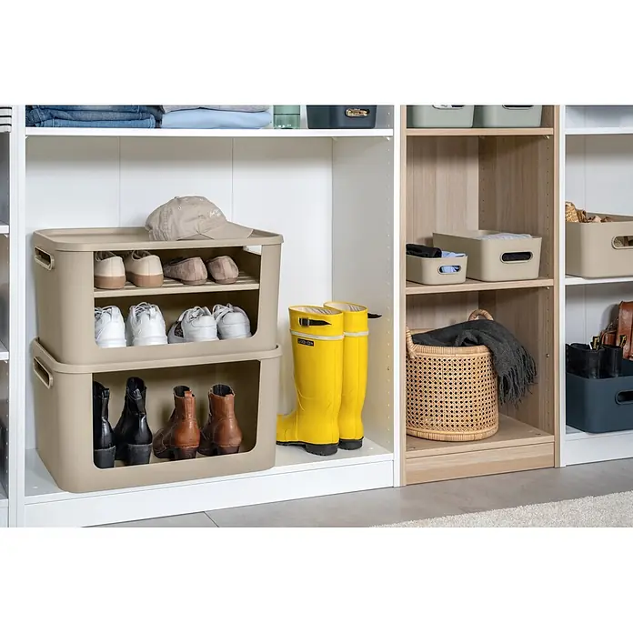 SmartStore Aufbewahrungsbox Comfort S - L x B x H: 20 x 14 x 7,5 cm, Kunststoff, Moss, 1,5 l - Stapelbare beigefarbene Schuh-Organizer im Kleiderschrank, in denen verschiedene Schuhe und eine Kappe aufbewahrt werden.