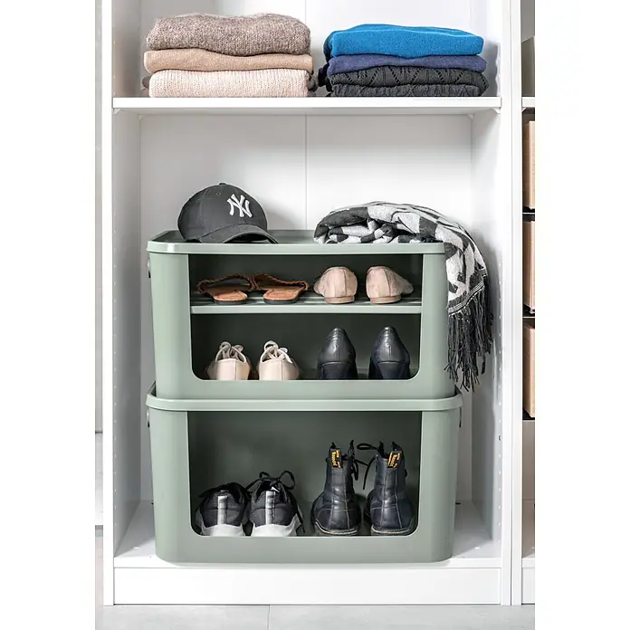 SmartStore Aufbewahrungsbox Module - L x B x H: 39,5 x 59,5 x 30 cm, Kunststoff, 55 l, Aquaverde - Zwei stapelbare grüne Schuhregale in einem weißen Kleiderschrank, gefüllt mit verschiedenen Schuhen.
