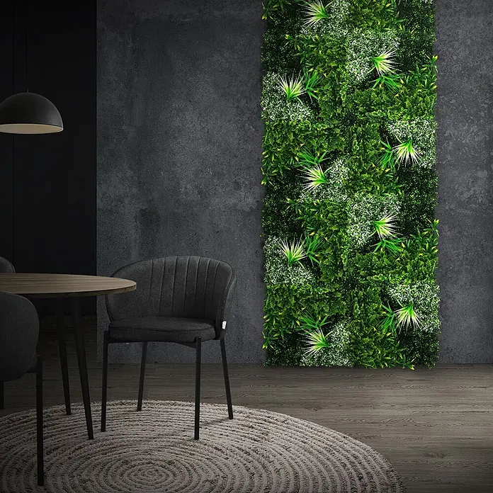 Künstliche Pflanzenwand Kunstpflanzen Wand Innen Aussen White Blossom -  - Großes künstliches grünes vertikales Gartenpaneel an einer dunklen Wand, belebt ein modernes Esszimmer.