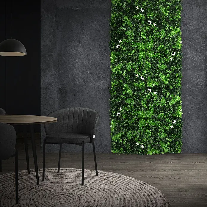 Künstliche Pflanzenwand Kunstpflanzen Wand Innen Aussen White Jasmine -  - Große vertikale grüne Wandpaneele mit künstlichem Laub und weißen Blüten, die einen modernen Essbereich aufwerten.