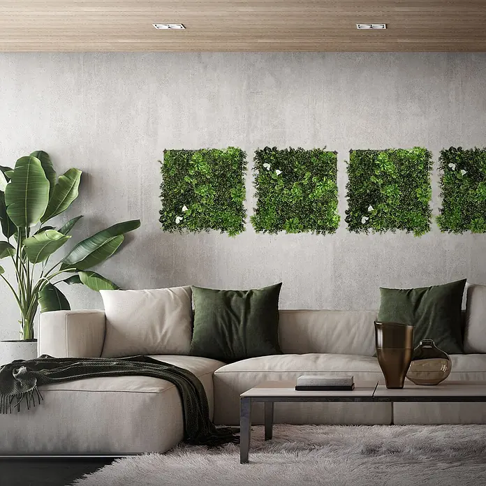 Künstliche Pflanzenwand Kunstpflanzen Wand Innen Aussen White Jasmine -  - Vier quadratische Kunstpflanzenpaneele an einer Betonwand über einem hellen Sofa im modernen Wohnzimmer.
