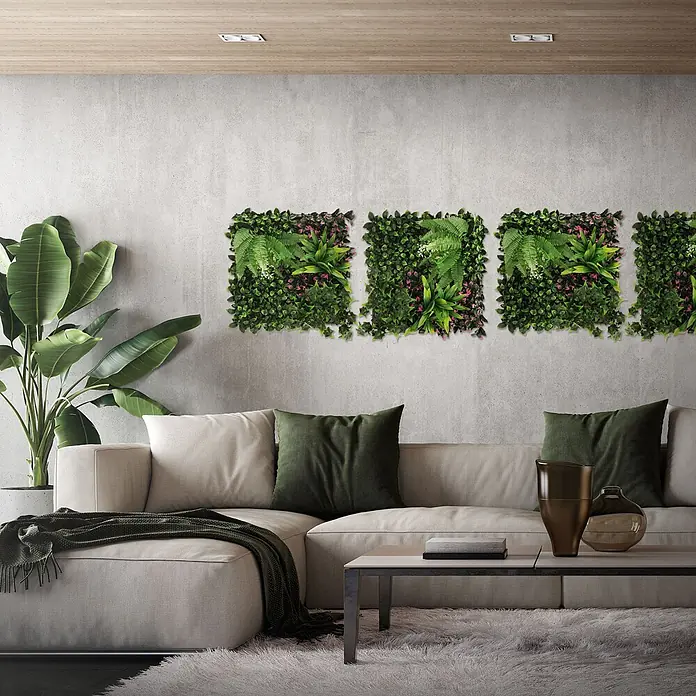 Künstliche Pflanzenwand Kunstpflanzen Wand Innen Aussen Jungle Fern -  - Vier grüne Kunstpflanzen-Wandpaneele mit rosa und weißen Akzenten als Dekoration in einem modernen Wohnzimmer.