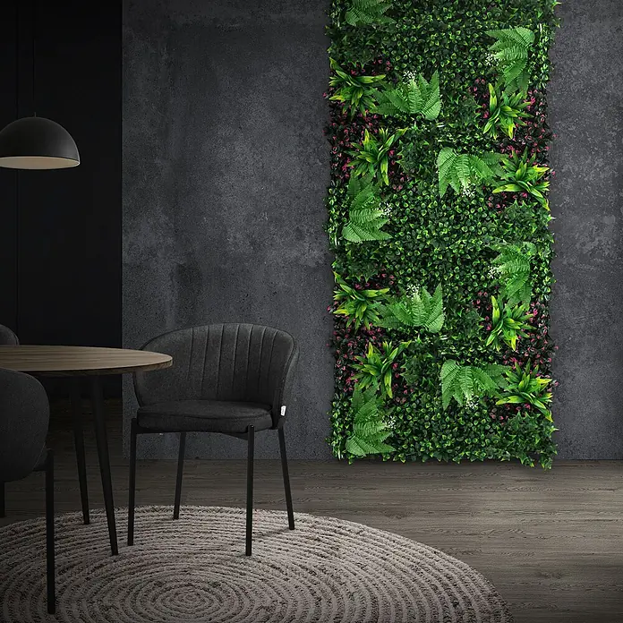 Künstliche Pflanzenwand Kunstpflanzen Wand Innen Aussen Jungle Fern -  - Grüne künstliche vertikale Gartenwand mit vielfältigen Pflanzen und kleinen Blüten in einem modernen Raum.