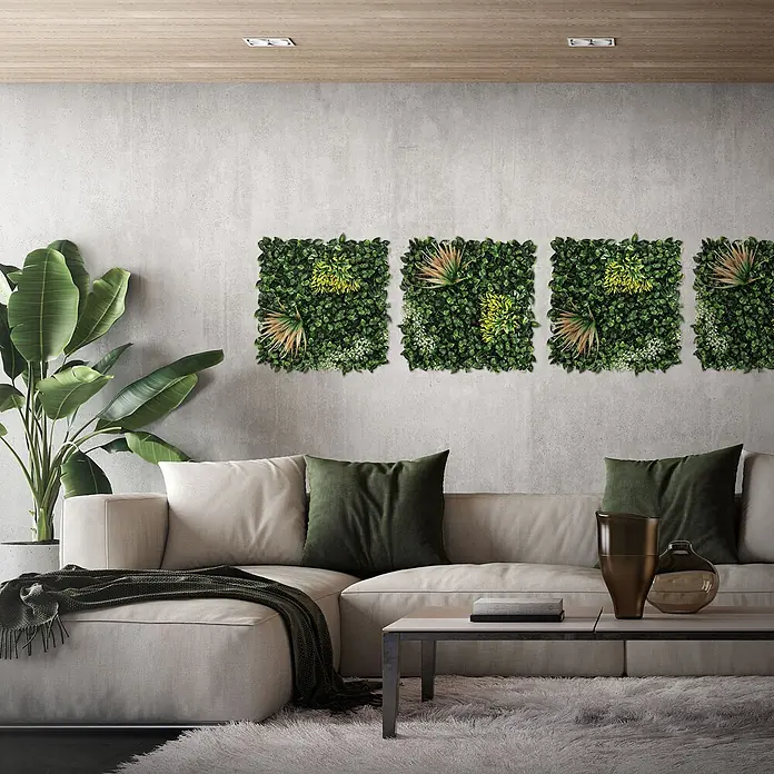 Künstliche Pflanzenwand Kunstpflanzen Wand Innen Aussen Copper Leaf -  - Vier künstliche grüne Wandpaneele mit unterschiedlichen Pflanzenarrangements, dekorativ an einer Wohnzimmerwand über einem Sofa montiert.