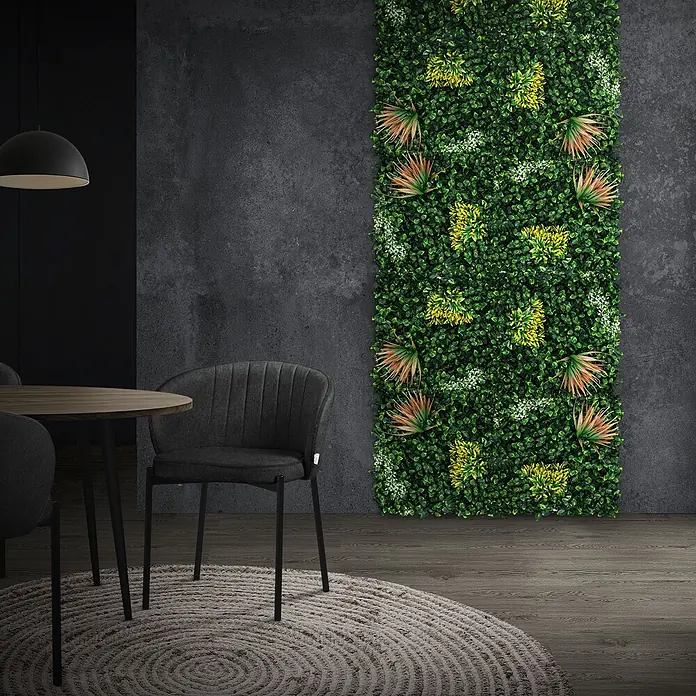 Künstliche Pflanzenwand Kunstpflanzen Wand Innen Aussen Copper Leaf -  - Rechteckiges künstliches grüne Wandpaneel mit vielfältigem Laub in Grün, Gelb, Weiß und Rotbraun, in einem modernen Esszimmer.