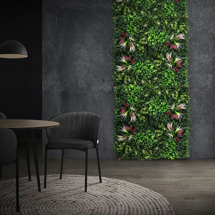 Künstliche Pflanzenwand Kunstpflanzen Wand Innen Aussen Tropical Pink -  - Eine leuchtend grüne Wandpaneele, verziert mit farbigem Blattwerk, belebt einen modernen Essbereich.