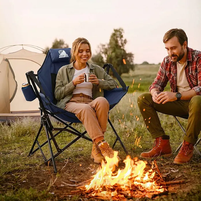 Campingstuhl faltbar Schaukelstuhl bis 150 kg Angelstuhl Outdoor Blau -  - Blauer ECD Germany Campingstuhl mit Kopfstütze und Getränkehalter, im Freien am Lagerfeuer genutzt.