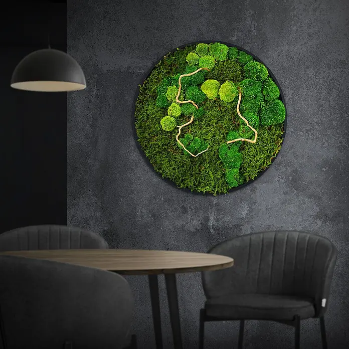 Moosbild Rund Ø60 cm Mooswand Indoor echtes Moos-Mix Holzäste gerahmt -  - Ein rundes Wandkunstwerk aus Moos und Zweigen mit einer goldenen menschlichen Kopfsilhouette hängt an einer dunklen Wand über einem Tisch.