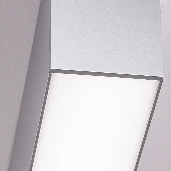 Orion Leuchten Pendelleuchte Balken Silber Warmweiß 30 W -  - Silber-graue, rechteckige Wandleuchte mit beleuchteter weißer Diffusorplatte.