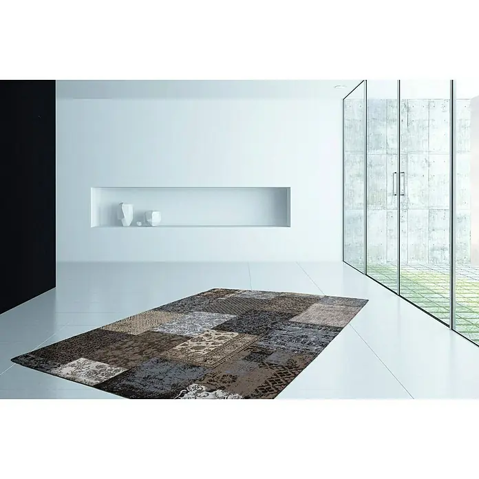 Kayoom Flachgewebeteppich JacquardBraun, 170 x 120 cm, 100 % Baumwolle - Ein gemusterter Teppich in verschiedenen Farben und Designs liegt in einem modern eingerichteten Raum mit großen Fenstern.