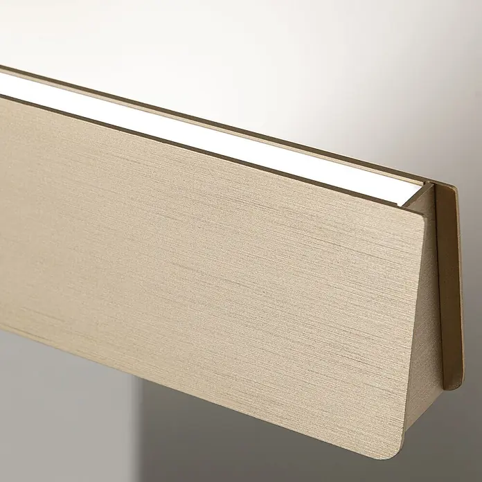 Orion Leuchten Pendelleuchte Tara Gold -  - Lineare LED-Wandleuchte aus gebürstetem Messing, die Licht aus einem oberen Schlitz abstrahlt.