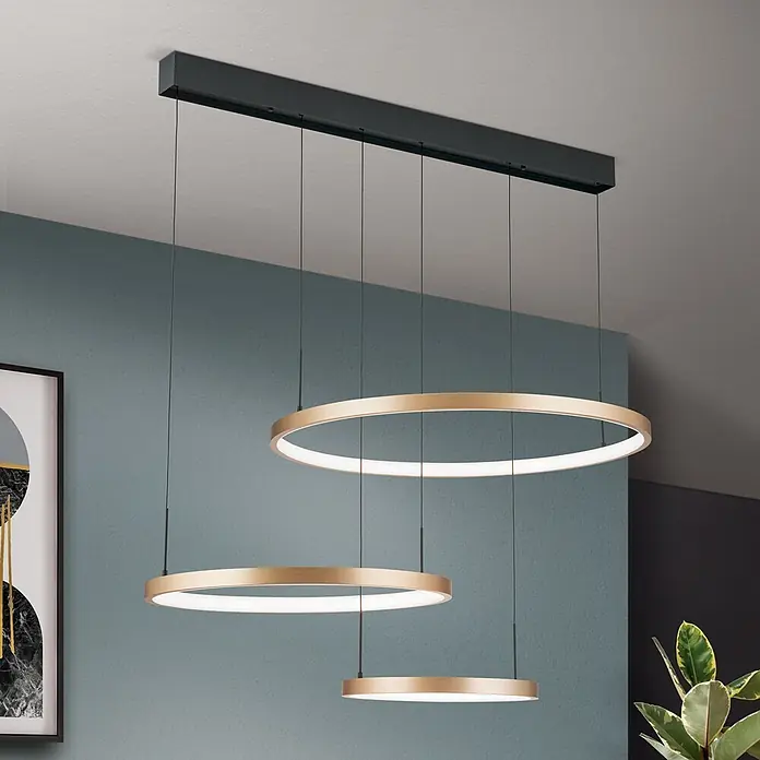 Orion Leuchten Pendelleuchte Ringe -  - Moderne LED-Deckenleuchte mit schwarzer Stange und drei schwebenden goldenen Ringen, beleuchtet und in unterschiedlichen Höhen angeordnet.
