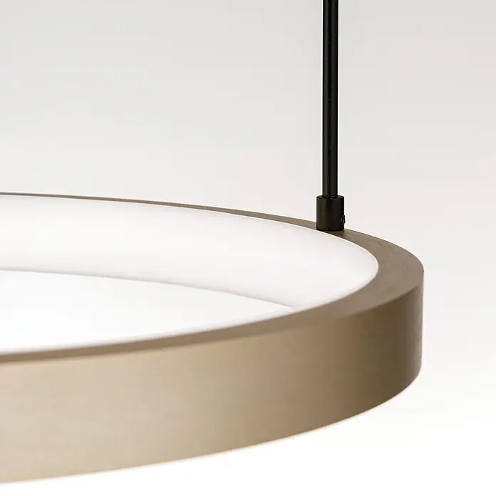 Orion Leuchten Pendelleuchte Ringe -  - Runde Pendelleuchte in Bronzeoptik mit weißem Diffusor, an schwarzer Stange aufgehängt.
