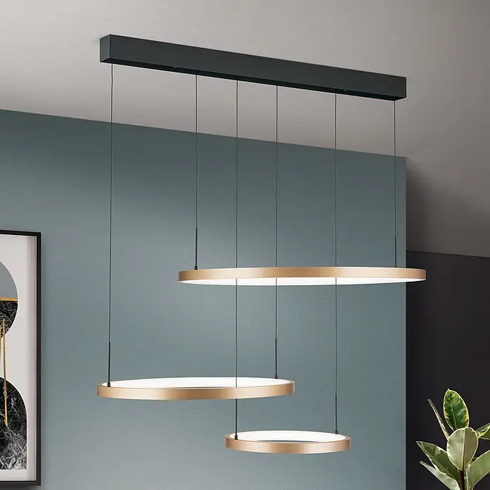 Orion Leuchten Pendelleuchte Ringe -  - Moderne LED Pendelleuchte mit drei goldenen Ringen, hängend in verschiedenen Höhen von schwarzer Deckenleiste.