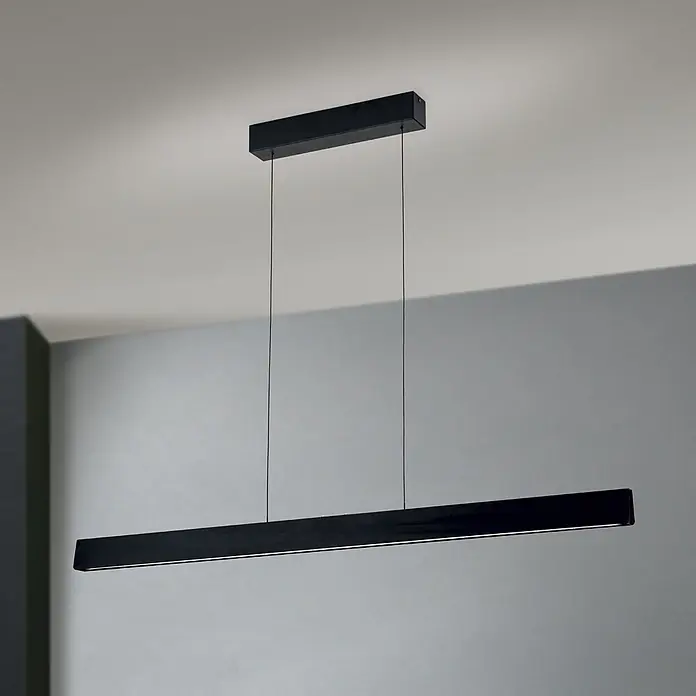 Orion Leuchten Pendelleuchte Tara Schwarz -  - Schwarze lineare Pendelleuchte mit integriertem LED-Streifen, von der Decke abgehängt.