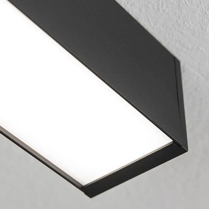 Orion Leuchten Pendelleuchte Balken Schwarz Mehrfarbig 35 W -  - Nahaufnahme einer rechteckigen schwarzen LED-Deckenleuchte mit weißem Diffusor. Die Leuchte hat eine matte, strukturierte Oberfläche.