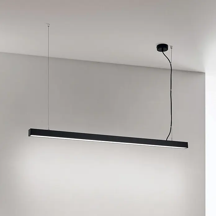 Orion Leuchten Pendelleuchte Balken Schwarz Mehrfarbig 35 W -  - Beleuchtete schwarze lineare LED-Pendelleuchte, von der Decke abgehängt.