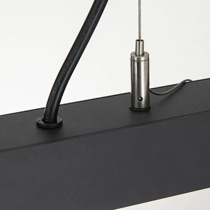 Orion Leuchten Pendelleuchte Balken Schwarz Mehrfarbig 35 W -  - Schwarze rechteckige Leuchte mit Stromkabel und Metall-Seilaufhängung.