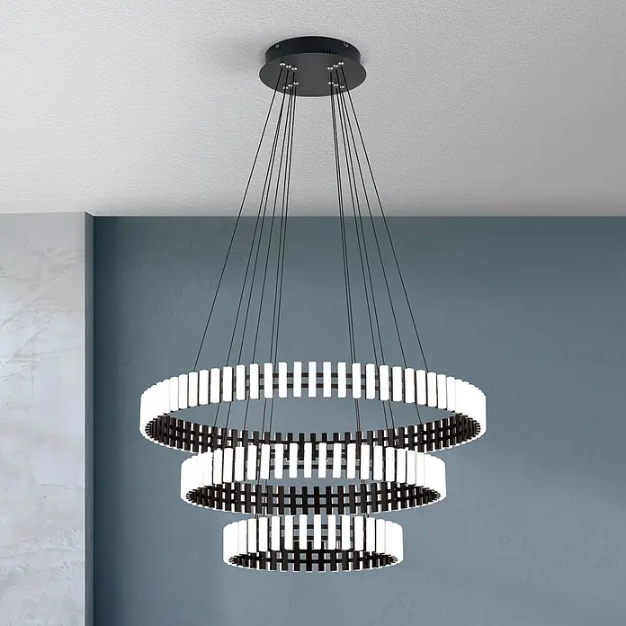 Orion Leuchten Pendlleuchte Masnion -  - Mehrstufige schwarze LED-Hängeleuchte mit weißen Lichtsegmenten, die von einer Decke in einem modernen Raum hängt.