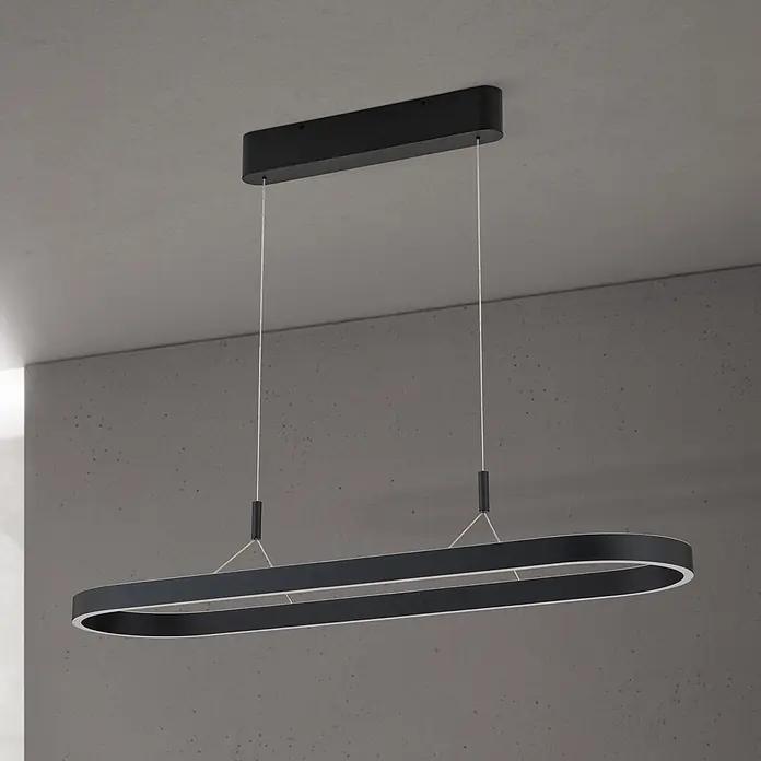 Orion Leuchten Pendelleuchte Lift Schwarz -  - Schwarze ovale LED-Pendelleuchte mit linearer Deckenhalterung, an dünnen Drähten hängend.