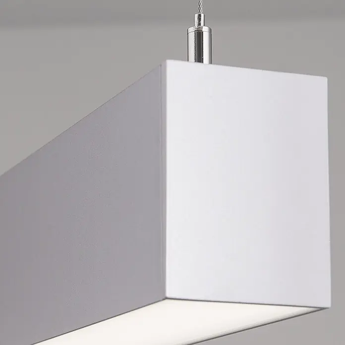 Orion Leuchten Pendelleuchte Balken Silber Warmweiß 22 W -  - Silberne rechteckige Pendelleuchte, an einem Draht aufgehängt, die Licht nach unten abgibt.