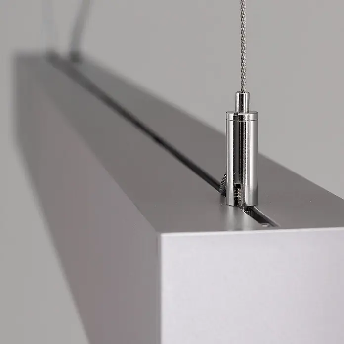 Orion Leuchten Pendelleuchte Balken Silber Warmweiß 22 W -  - Silbernes rechteckiges LED-Profil, aufgehängt mit einem Metallkabelgreifer.