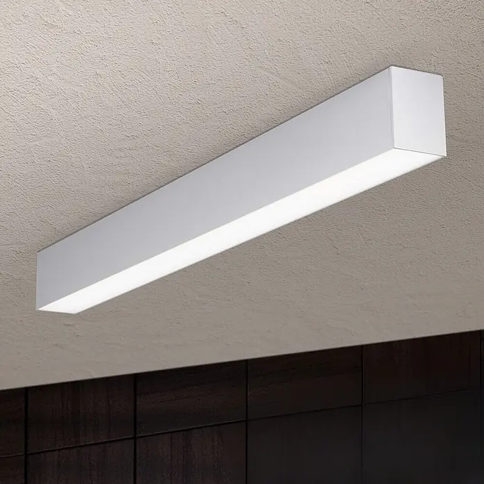 Orion Leuchten Pendelleuchte Balken Silber Kaltweiß 22 W -  - Weiße rechteckige LED-Deckenleuchte zur Oberflächenmontage, die einen Raum beleuchtet.
