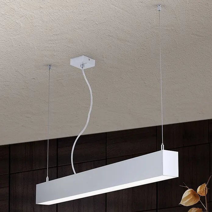 Orion Leuchten Pendelleuchte Balken Silber Kaltweiß 22 W -  - Eine rechteckige weiße LED-Pendelleuchte, an dünnen Drähten von einer strukturierten Decke hängend, nach unten leuchtend.
