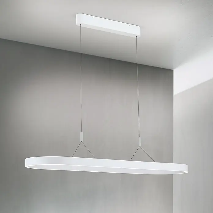 Orion Leuchten Pendelleuchte Lift Weiß -  - Weiße, längliche ovale LED-Pendelleuchte mit integriertem Lichtstreifen, an dünnen Drähten abgehängt.