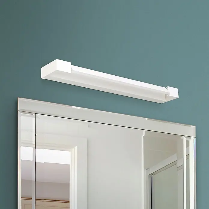 Orion Leuchten Spiegelleuchte MARILYN Weiß B 60 cm -  - Weiße rechteckige Leuchte über einem Spiegelschrank an einer tealfarbenen Wand montiert.
