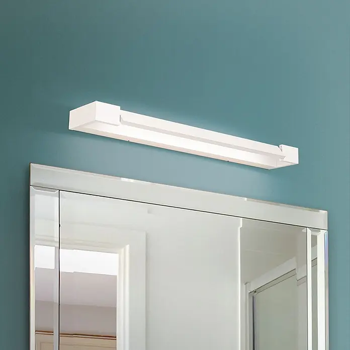 Orion Leuchten Spiegelleuchte MARILYN Weiß B 60 cm -  - Weiße lineare Spiegelleuchte über einem Spiegelschrank an einer türkisfarbenen Wand.