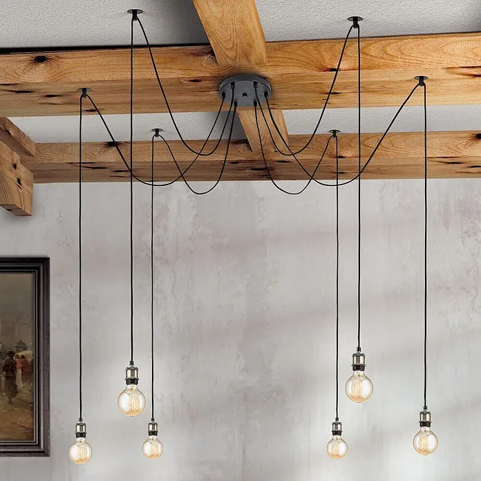 Orion Leuchten Hängelleuchte Vintage -  - Spinnenleuchte mit schwarzen Textilkabeln, mehreren Industrie-Fassungen und Edison-Glühbirnen, an einer Holzdeckenbalkenkonstruktion installiert.
