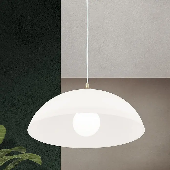 Orion Leuchten Hängelleuchte Grados Braun H 14.5 cm -  - Weiße, kuppelförmige Pendelleuchte mit sichtbarer Glühbirne und Messingakzent, an weißem Kabel in modernem Raum hängend.