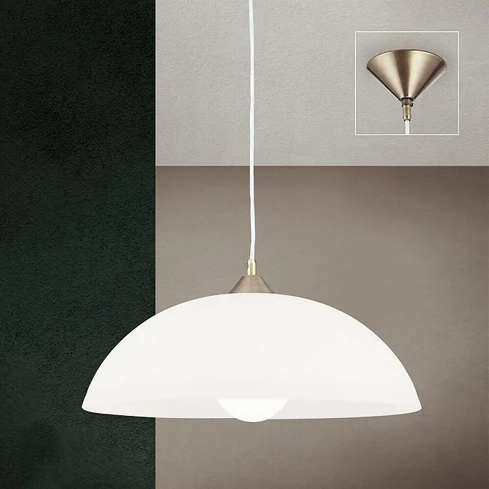 Orion Leuchten Hängelleuchte Grados Braun H 14.5 cm -  - Hängeleuchte mit weißem, halbkugelförmigem Glasschirm und messingfarbener Fassung, an der Decke eines Raumes hängend.