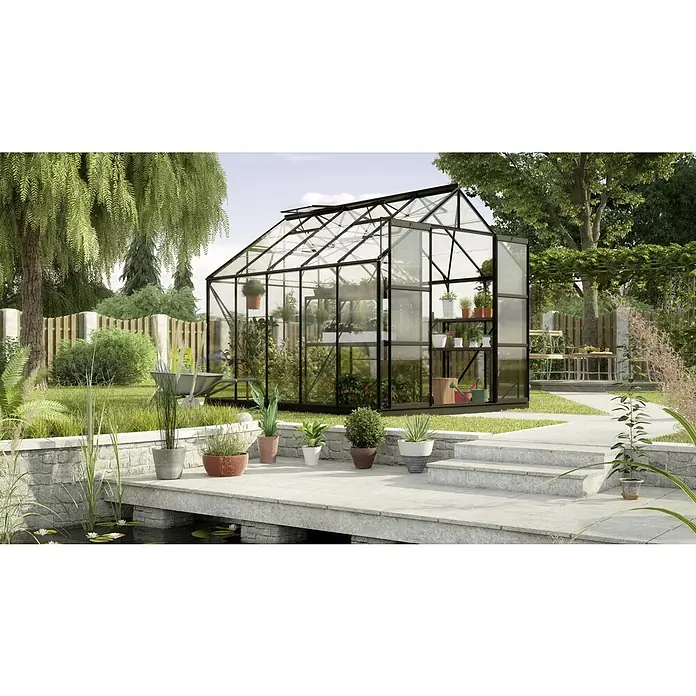 Vitavia Gewächshaus Uranus 8300 - Außenmaß inkl. Dachüberstand (B x T): 257 x 321 cm, 3 mm, Schwarz - Gewächshaus mit Pflanzen und einem Garten. Das Gewächshaus bietet Platz für das Wachstum verschiedener Pflanzen und Gemüse.