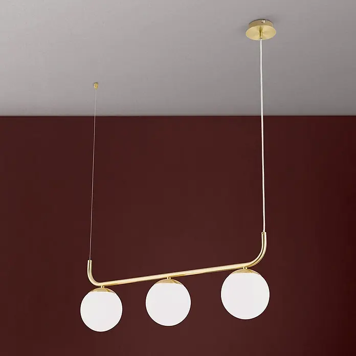 Orion Leuchten Pendelleuchte Madis -  - Goldfarbene Pendelleuchte mit drei weißen Kugelschirme, von der Decke vor einer Wand hängend.