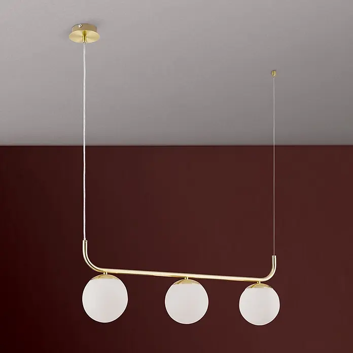 Orion Leuchten Pendelleuchte Madis -  - Goldfarbene Metall-Pendelleuchte mit horizontaler Stange und drei weißen Glaskugeln, von der Decke hängend.