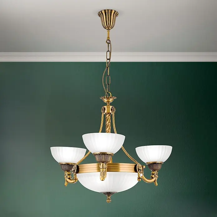 Orion Leuchten Kronleuchter Rocca -  - Messing-Kronleuchter mit vier gerippten weißen Glasschirmen, von der Decke hängend.