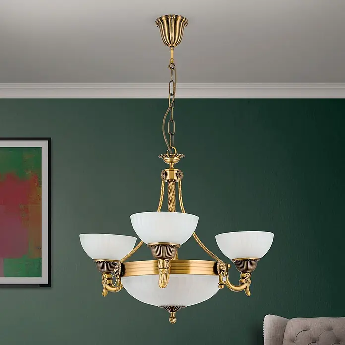 Orion Leuchten Kronleuchter Rocca -  - Vintage-Messing-Kronleuchter mit vier mattweißen Glasschirmen, von der Decke hängend.