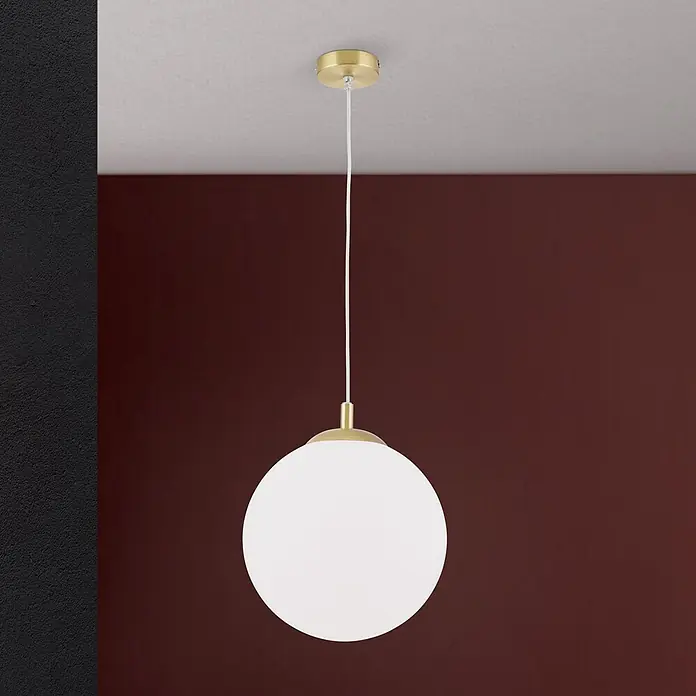 Orion Leuchten Hängeleuchte Kugel -  - Eine moderne Pendelleuchte mit weißem kugelförmigem Glasschirm und messingfarbenen Beschlägen, die von der Decke vor einer dunkelroten Wand hängt.